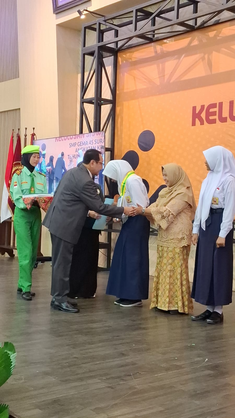 Pemberian Cinderamata oleh Bapak ketuaa Yayasan Perjuangan 45 Kepada Peraih Nilai Akademik Sekolah T